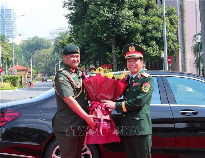 General Nguyen Tan Cuong welcomes Major General Dato Paduka Seri Faji Muhammad Haszaimi Bin Bol Hassan. (Photo: VNA) General Nguyen Tan Cuong welcomes Major General Dato Paduka Seri Faji Muhammad Haszaimi Bin Bol Hassan. (Photo: VNA)