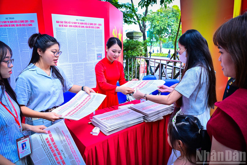 Readers receive copies of Nhan Dan Newspaper’s special supplement “Publication of the Draft Documents of the 14th National Party Congress”.