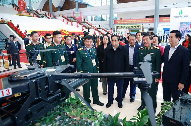 Prime Minister Pham Minh Chinh inspects the military equipment exhibition area. (Photo: VNA)
