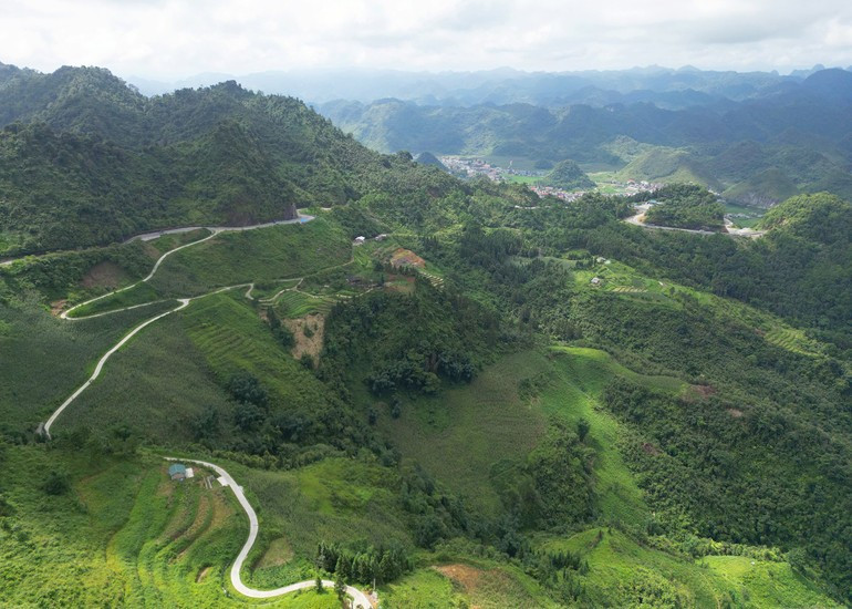 Winding mountain roads blanketed in mist in Ha Giang (now part of Tuyen Quang Province). (Photo: THUY NGUYEN) du-lich-2.jpg