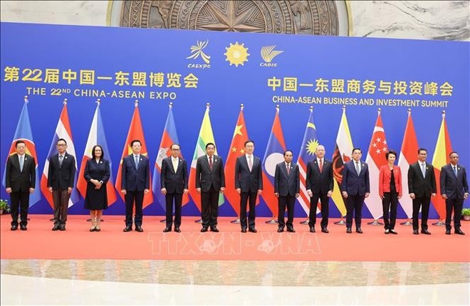 Deputy PM Mai Van Chinh (fourth from left) and delegates at the opening ceremony. (Photo: VNA) Deputy PM Mai Van Chinh (fourth from left) and delegates at the opening ceremony. (Photo: VNA)