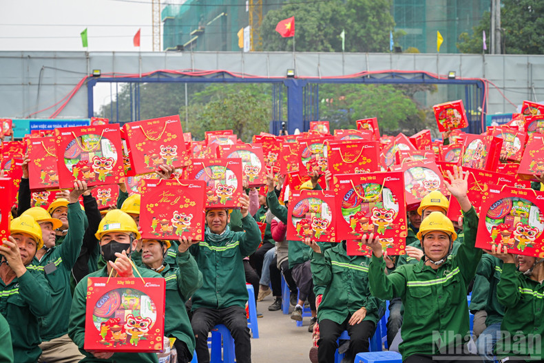 Meaningful gifts help spread a warm and prosperous Tet atmosphere across construction sites nationwide.