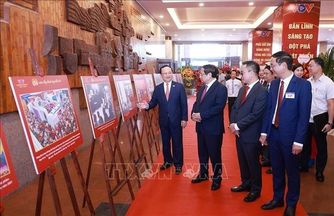 Prime Minister Pham Minh Chinh visits a photo exhibition on the VOV's 80-year journey of establishment and development (Photo: VNA) Prime Minister Pham Minh Chinh visits a photo exhibition on the VOV's 80-year journey of establishment and development (Photo: VNA)