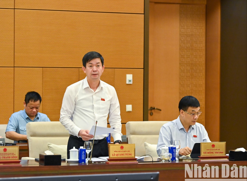 NA Secretary-General and Chairman of the NA Office Le Quang Tung delivers the opening remarks. 2-4180-1202.jpg