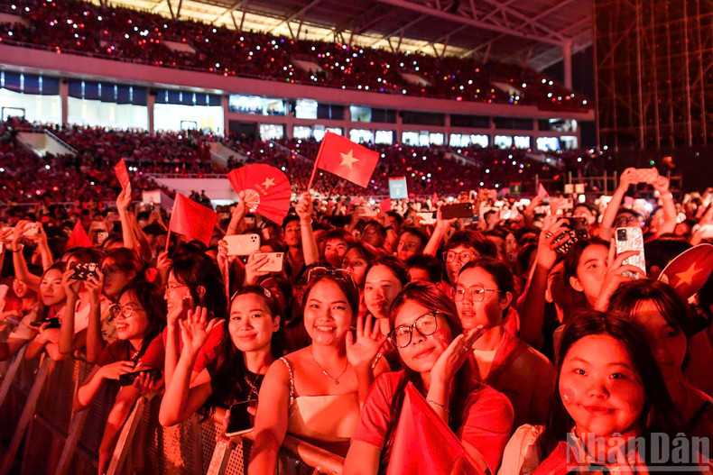Thousands of audience members eagerly awaited the start of the programme. 1.jpg