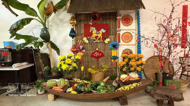 A corner with Tet decorations at Khuong Viet Pagoda in the suburb of Paris (Photo: VNA)
