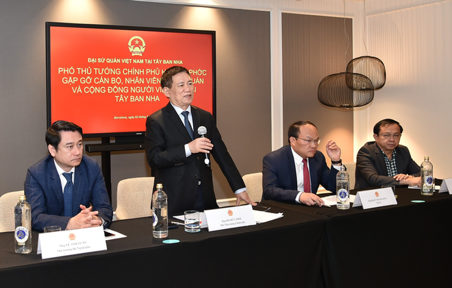 Deputy PM Ho Duc Phoc has a meeting with the Vietnamese community as par of his working trip. (Photo: VNA) Deputy PM Ho Duc Phoc has a meeting with the Vietnamese community as par of his working trip. (Photo: VNA)