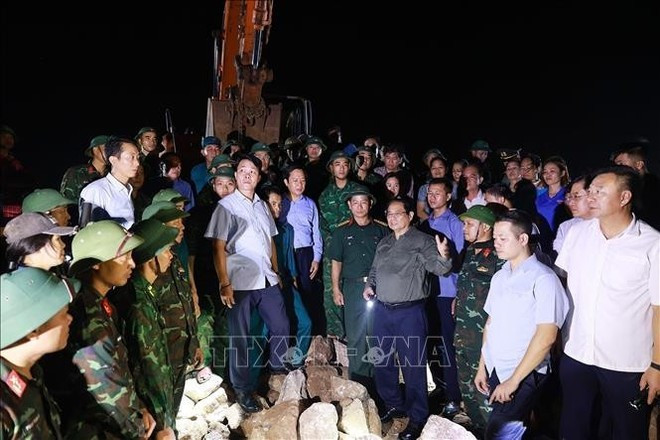 Prime Minister Pham Minh Chinh (fourth, right) directs reinforcement work on the Hai Thinh III sea dike. (Photo: VNA) Prime Minister Pham Minh Chinh (fourth, right) directs reinforcement work on the Hai Thinh III sea dike. (Photo: VNA)