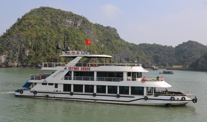 During the four-day holiday, Cat Ba welcomes 30,500 visitors, including 14,850 foreigners. (Photo: VNA)