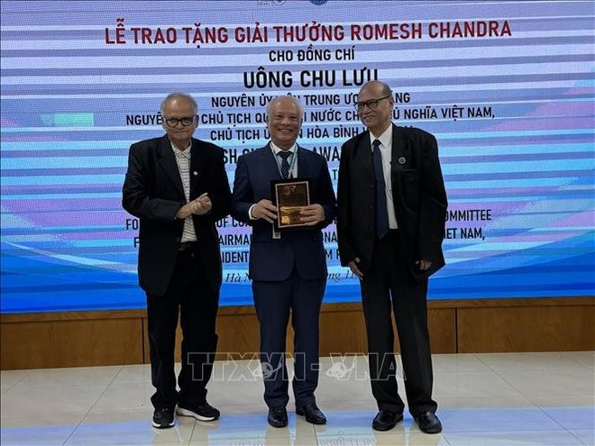 Representatives from the All India Peace and Solidarity Organisations present the award to Uong Chu Luu (Photo: VNA)