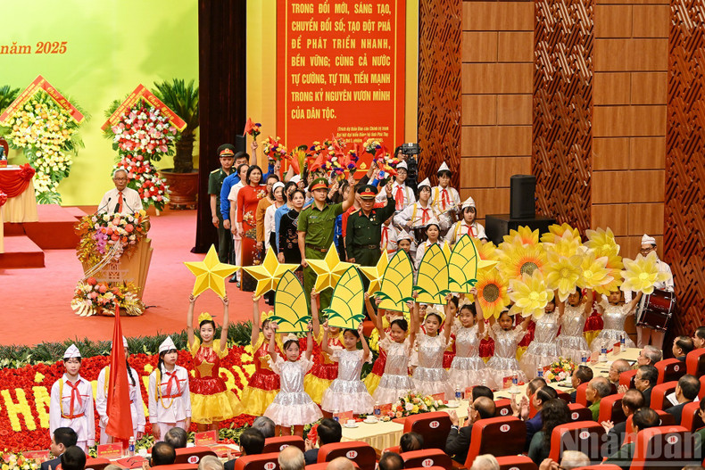 People of all social strata in Phu Tho province congratulating the congress. People of all social strata in Phu Tho province congratulating the congress.