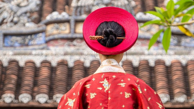 A hairpin evoking the dynastic history of Viet Nam. 491806849-122195796644254763-5056197926671022507-n-7998-9989-522-8932.jpg