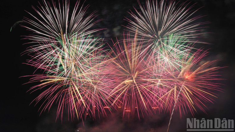 Colourful fireworks effects by the team from the RoK. 2-8479.jpg
