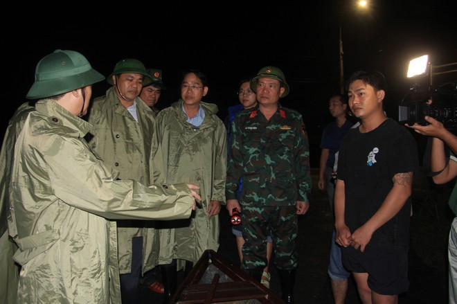 Authorities visit residents in flood-hit Dien Dien commune on November 17 evening. (Photo: VNA)