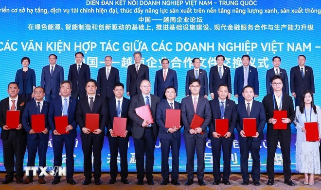 In the presence of Prime Minister Pham Minh Chinh and other delegates, Vietnamese and Chinese companies exchange nine cooperation and investment agreements. (Photo: VNA) In the presence of Prime Minister Pham Minh Chinh and other delegates, Vietnamese and Chinese companies exchange nine cooperation and investment agreements. (Photo: VNA)