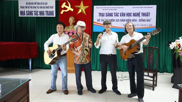 Activities at the literary and artistic creative camps. image-18.jpg
