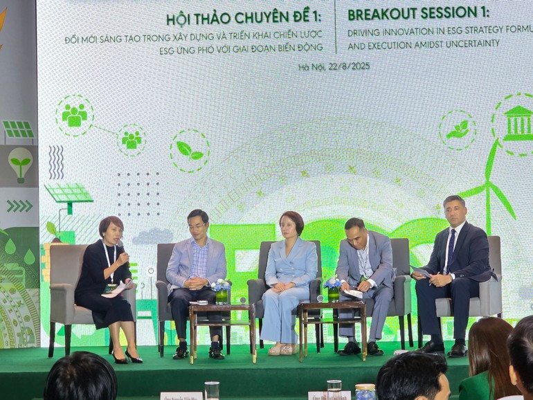 A discussion session within the framework of the seminar. image-29.jpg