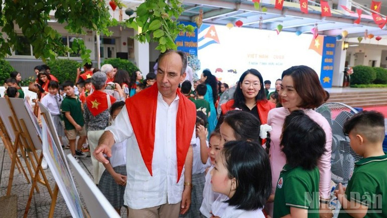 Ambassador Rogelio Polanco Fuentes and teachers and pupils of the Viet Nam–Cuba Primary School viewing the exhibition. image-7.jpg