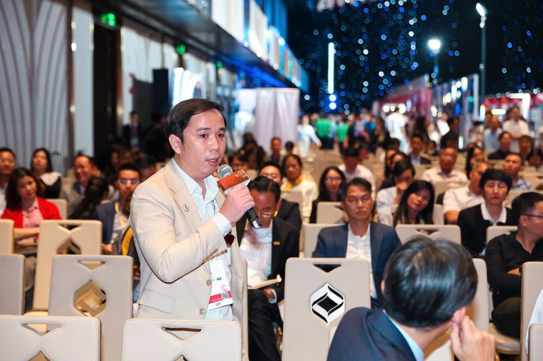 A business representative speaking at the forum. (Photo: VPSF) image-14-2323.jpg