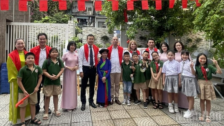 Ambassador Rogelio Polanco Fuentes and delegates pose for a photograph with teachers and pupils of the Viet Nam–Cuba Primary School. image-8.jpg