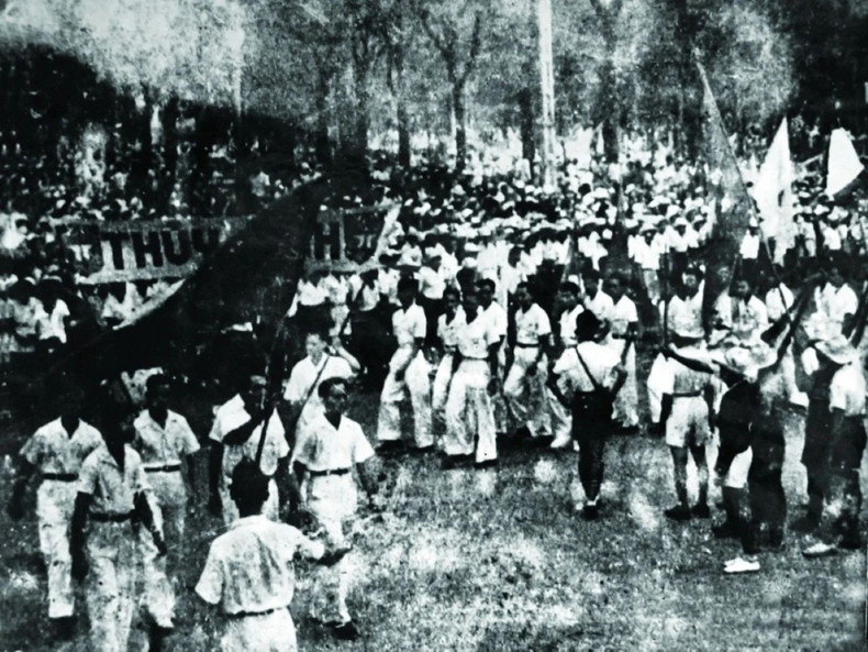 On the afternoon of August 23, 1945, tens of thousands of Hue residents and revolutionary forces gathered at Huế Stadium. (File photo/VOV) image-10.jpg