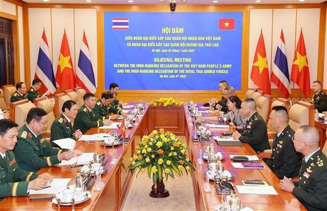 The talks between Chief of the General Staff of the Viet Nam People’s Army and Deputy Minister of National Defence Gen. Nguyen Tan Cuong and Chief of Defence Forces of Thailand Gen. Songwit Noonpackdee (Photo: VNA) The talks between Chief of the General Staff of the Viet Nam People’s Army and Deputy Minister of National Defence Gen. Nguyen Tan Cuong and Chief of Defence Forces of Thailand Gen. Songwit Noonpackdee (Photo: VNA)