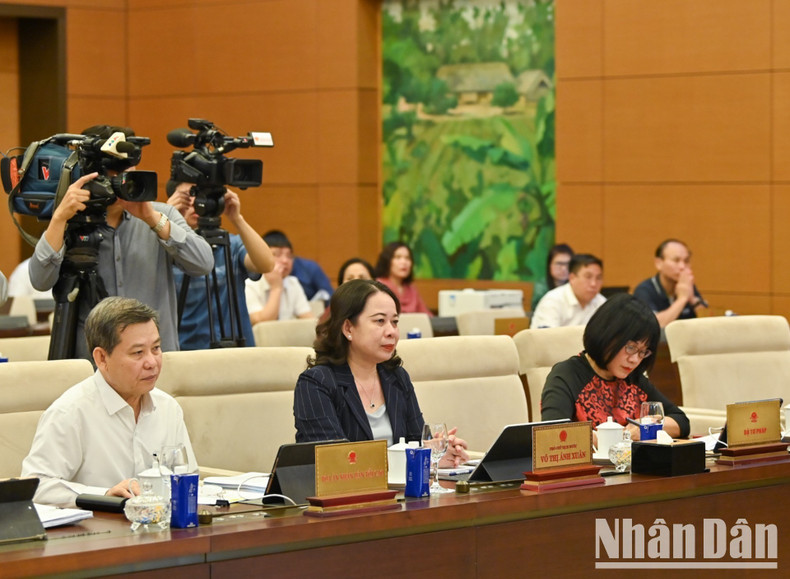 Vice President Vo Thi Anh Xuan, Chief Justice of the Supreme People’s Court Le Minh Tri, and other delegates attend the session. 1-4194-434.jpg