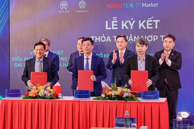 The Ha Noi Department of Science and Technology signs a cooperation agreement on sci-tech research and development with the Institute of Control Engineering and Automation (Ha Noi University of Science and Technology) and Hiep Hoa Automobile Group. (Photo: VNA)