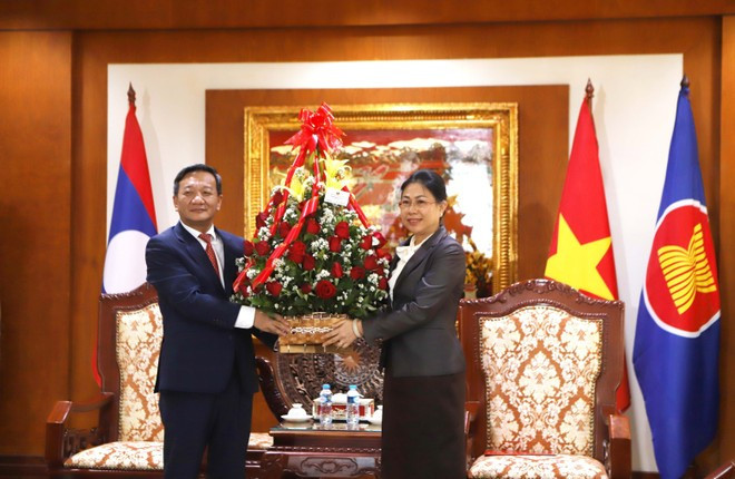 Lao Deputy Minister of Foreign Affairs Phongsamout Anlavan (R) congratulates the CPV on its 96th anniversary. (Photo: VNA)