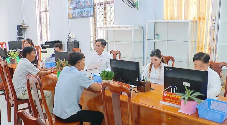 Residents complete procedures at the Public Administrative Service Centre in Thoi Son Ward, An Giang Province. image-6.jpg