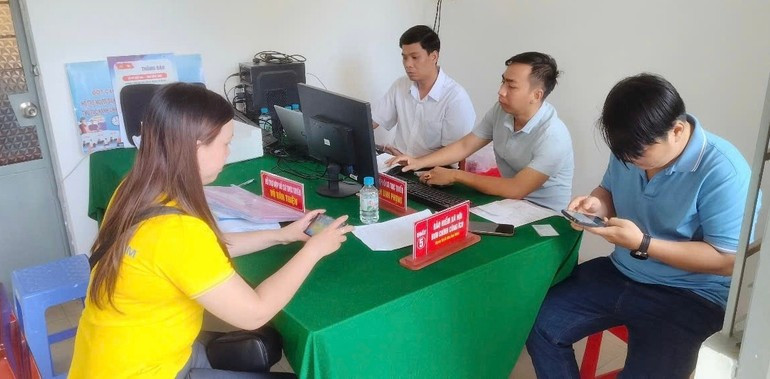 Residents carry out procedures at the Public Administrative Service Centre in My Hiep Commune, Dong Thap Province. image-7.jpg