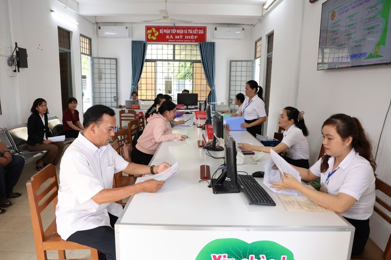 Residents complete procedures at the Public Administrative Service Centre in My Hiep Commune, Dong Thap Province. image-4.jpg