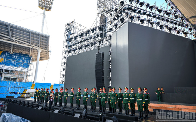 Sixty-eight cadets from the Army Officer Training School No.1, who previously represented the Viet Nam People’s Army at the Victory Day Parade on Moscow’s Red Square, have begun rehearsals on the programme stage for “The Homeland in Our Hearts”. 4.jpg