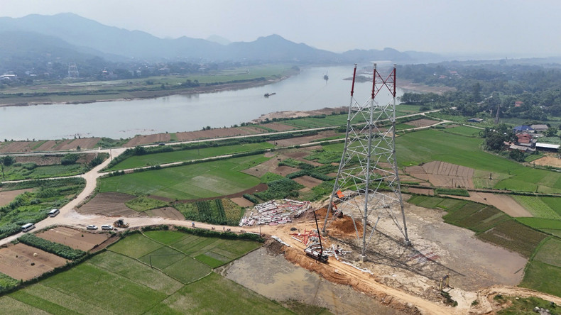 Pole VT369, which crosses the Lo River, stands at 130 metres tall and weighs over 351 tonnes, making it one of the most complex points along the entire route. It demands specialised technical expertise and equipment. (Photo: NGOC LINH) 4.jpg