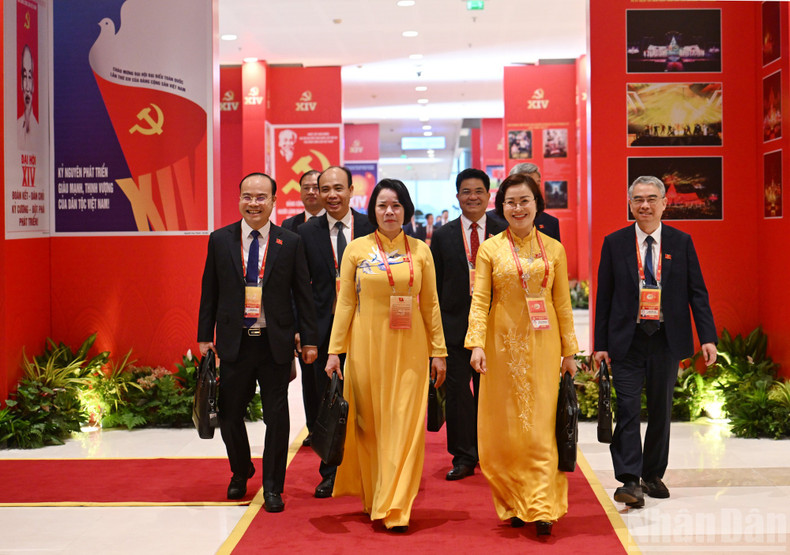 Delegates arrive to attend the fourth working day of the Congress.