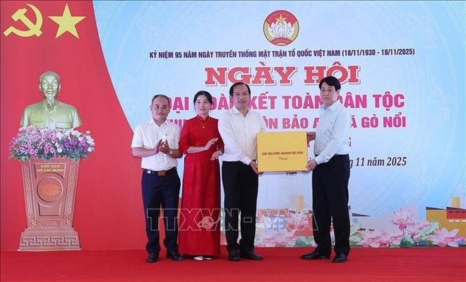 President Luong Cuong presents gifts to Bao An village. (Photo: VNA)