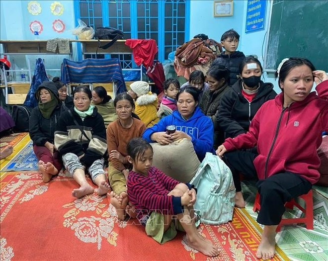 Residents in Quang Ngai province are evacuated to safer place before the typhoon. (Photo: VNA)