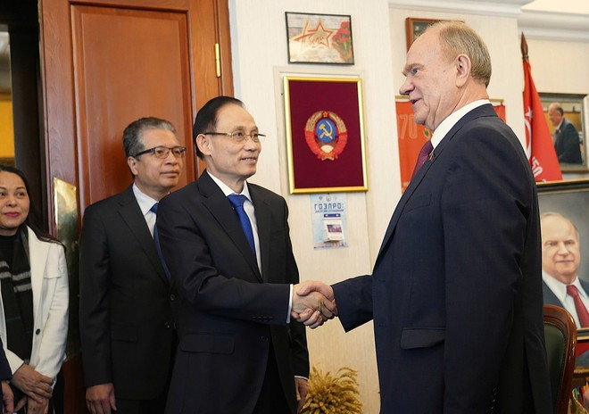 Special Envoy of General Secretary of the Communist Party of Viet Nam (CPV) Central Committee To Lam, Politburo member, and Minister of Foreign Affairs Le Hoai Trung (L) at his meeting with Gennady Zyuganov, leader of the Communist Party of the Russian Federation, in Moscow on February 24. (Photo: released by VNA)