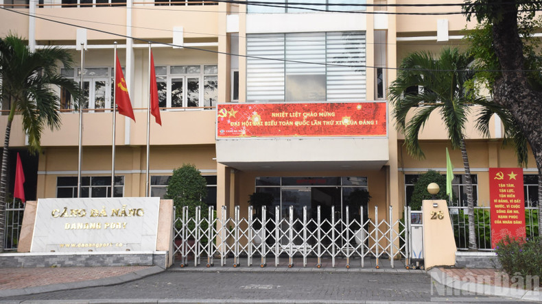 Many offices in Da Nang decorated in celebration of the 14th National Party Congress.