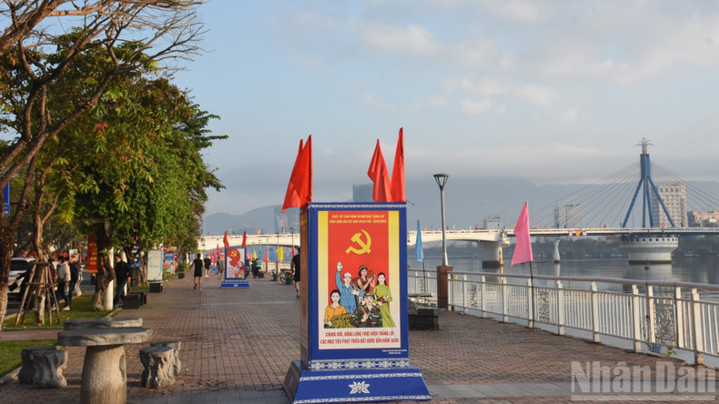 Panels and banners on the 14th National Party Congress are displayed in a coordinated manner along the city’s main routes.