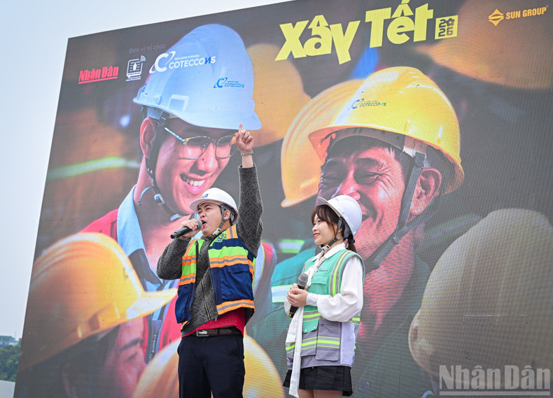 Cultural and artistic performances by the workers themselves opened the programme, energising the atmosphere at the construction site.