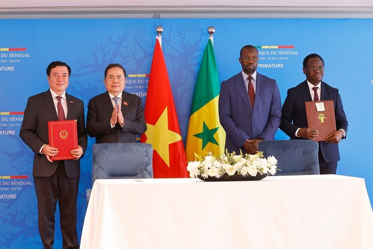 National Assembly Chairman Tran Thanh Man and Senegalese Prime Minister Ousmane Sonko witness the signing of a Memorandum of Understanding on rice trade between Viet Nam’s Ministry of Industry and Trade and Senegal’s Ministry of Industry and Trade. (Photo: VNA) a5.jpg