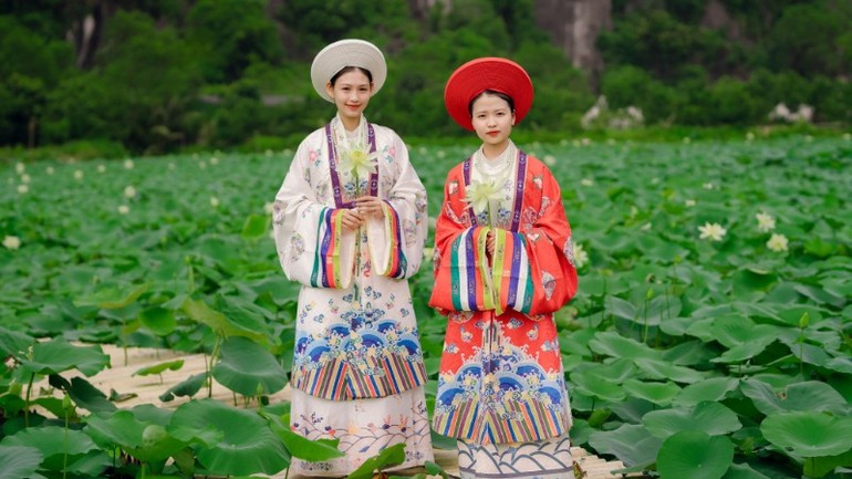 The Nhat Binh costume interpreted with youthful creativity. 481063664-122186642972254763-856731254521505622-n-2520-9266-6899-2316.jpg