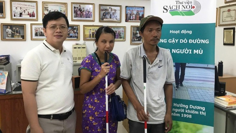 Huong Duong talking book library donates white canes to Phan Thi Phuong Dung from Quang Nam and Dao Duy Vuong from Thua Thien-Hue. (Photo: Huong Duong talking book library Fanpage image-43.jpg