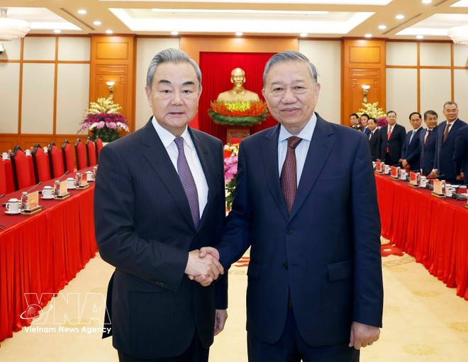 Party General Secretary To Lam (right) and Chinese Minister of Foreign Affairs Wang Yi at the meeting on March 16 (Photo: VNA)
