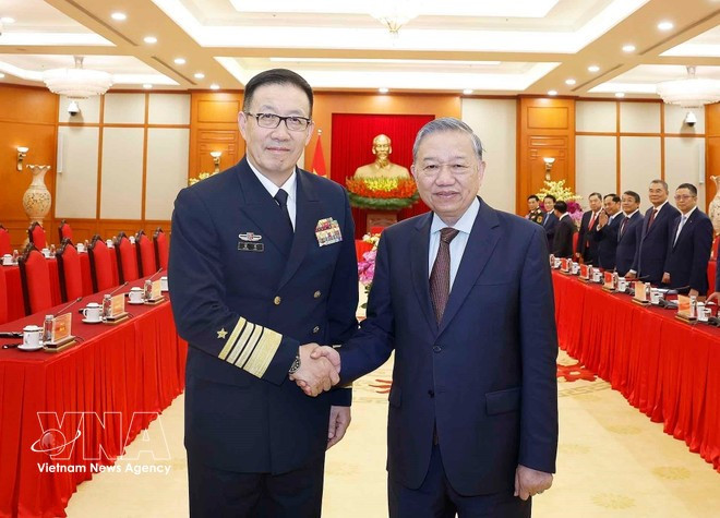 Party General Secretary To Lam meets with Chinese Minister of National Defence Dong Jun. (Photo: VNA)