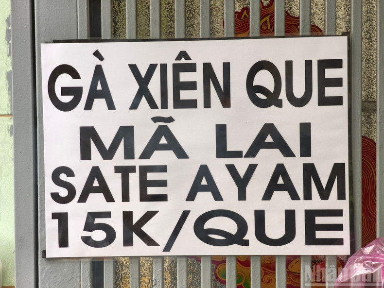 The dishes are sold at relatively low prices by the local Muslim community, reflecting the spirit of cultural exchange and introduction, which encourages visitors to sample a wide variety of dishes.