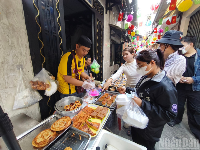 Unexpectedly, it has now become a “hot trend” destination for young people and international tourists visiting the city..