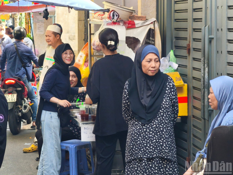 With gentle smiles, the vendors say they hope to introduce more people to the friendly image of the Muslim community.