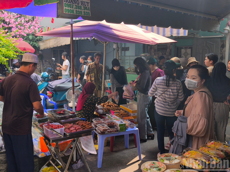 The Middle Eastern food market in Chanh Hung Ward will operate only until March 19, marking the end of Ramadan.